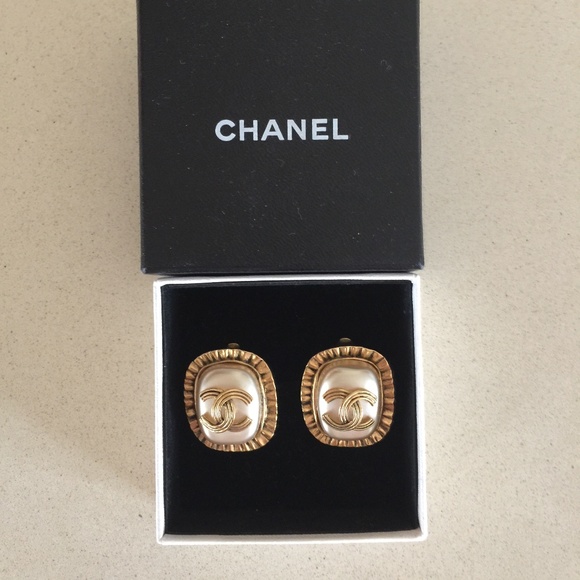 CHANEL Vintage Clip-On Earrings - Picture 3 of 14